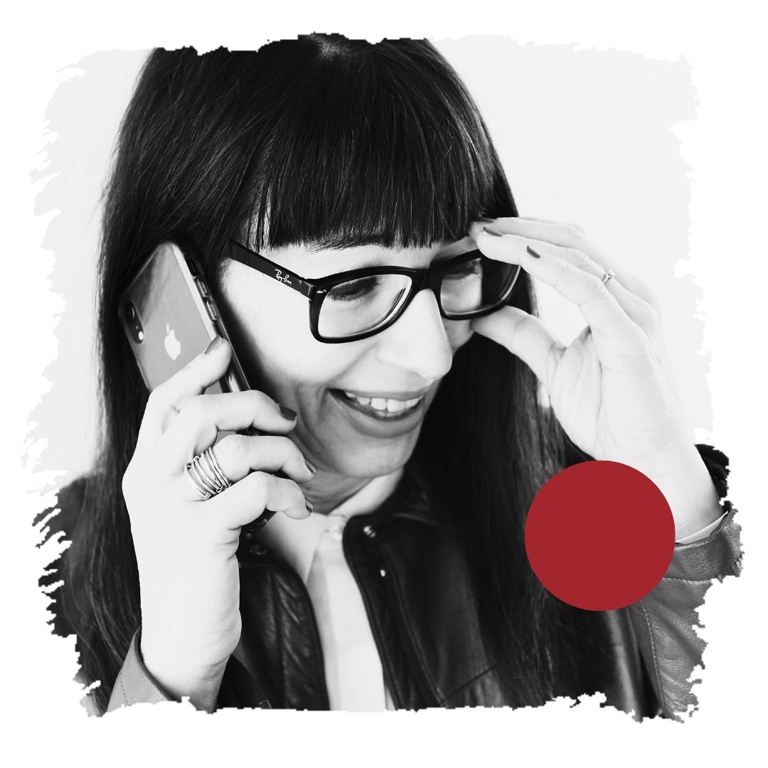 Foto di Claudia Piccinini al telefono