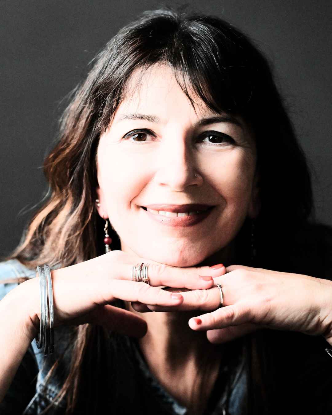 Claudia Piccinini Business strategist e Gestione delle finanze foto in primo piano con mani intrecciate sotto al mento, foto in bianco e nero