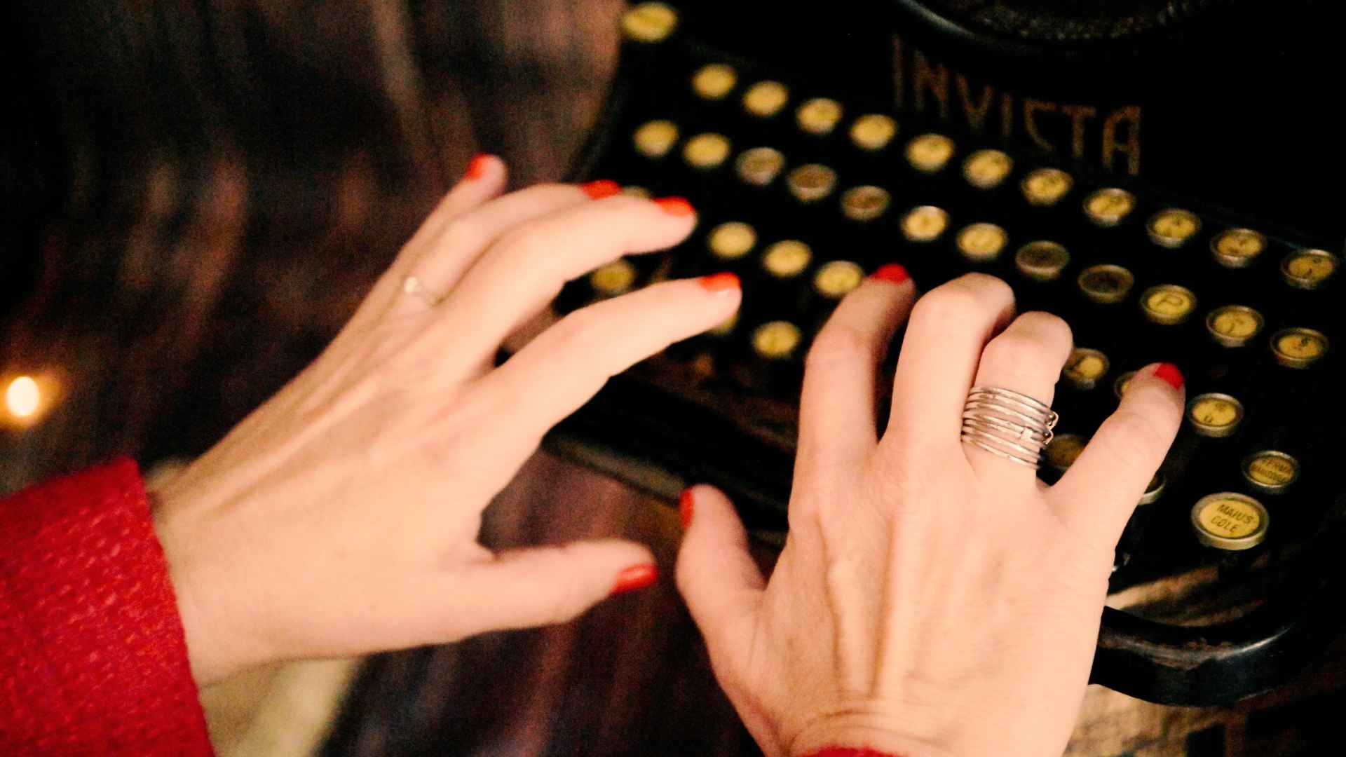 Quarantadue-è-la-mia-newsletter Le mie mani che scrivono ai miei contatti su una macchina da scrivere d'epoca in bianco e nero