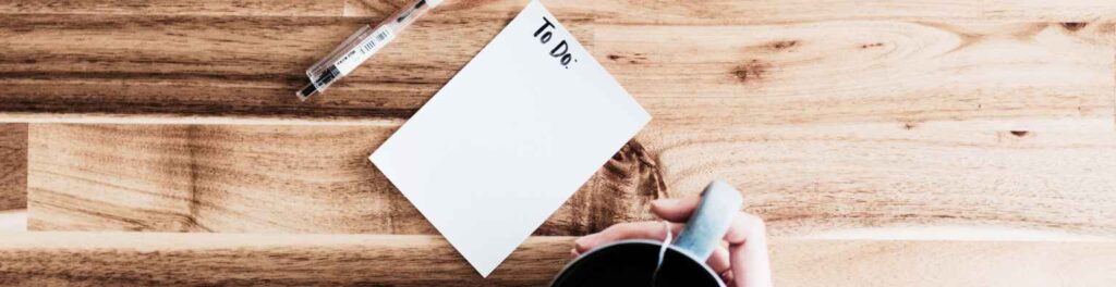 penna to do list e tazza di te per iniziare la pianificazione fiscale