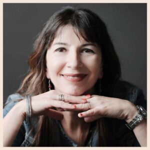Claudia Piccinini Business strategist e Gestione delle finanze foto in primo piano con mani intrecciate sotto al mento