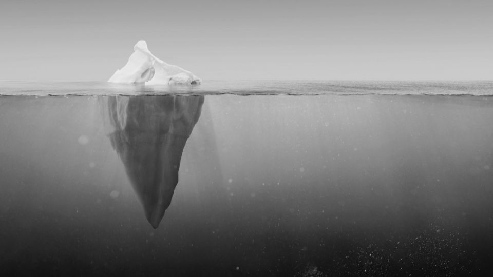 Iceberg operativo: sopra il lavoro fatturato, sotto le quattro famiglie di lavoro invisibile freelance